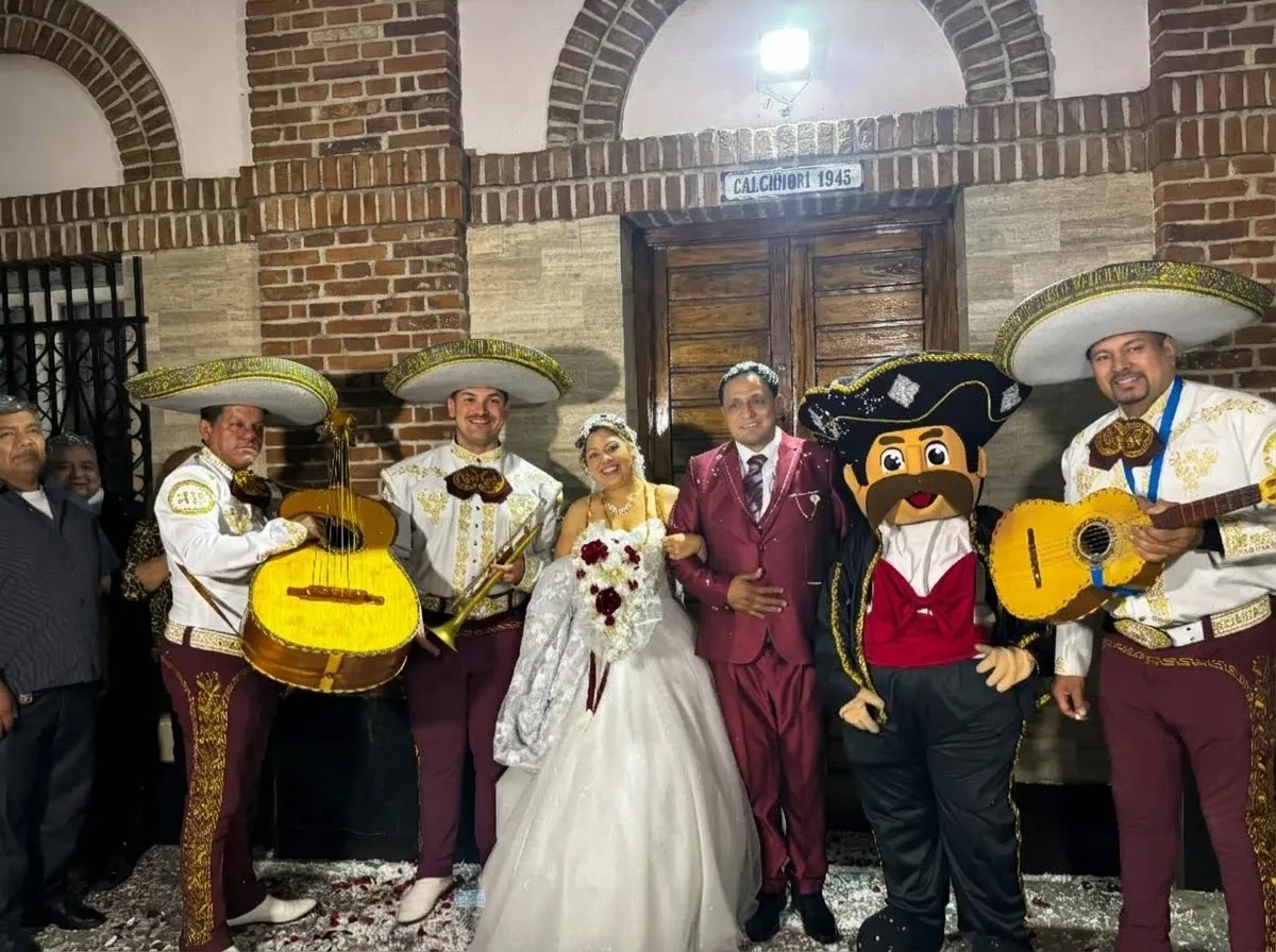 Mariachis y el muñeco Toribio junto a una pareja de novios en la puerta de la iglesia