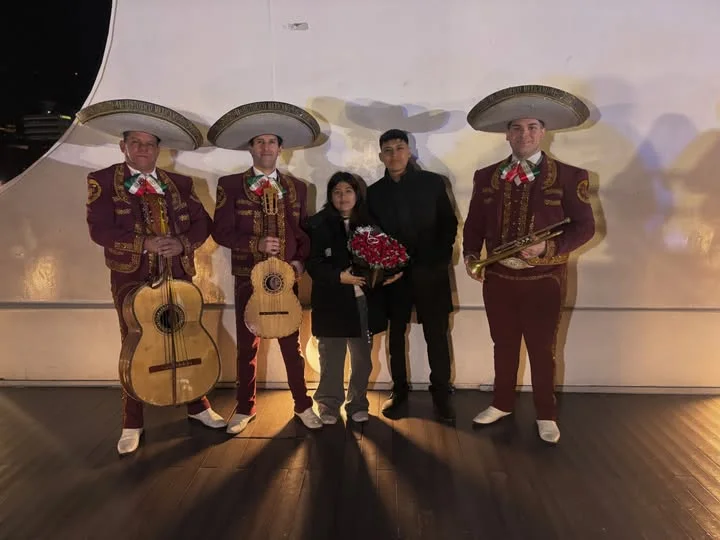 Mariachi Histórico Mexicano junto a una pareja después de una serenata