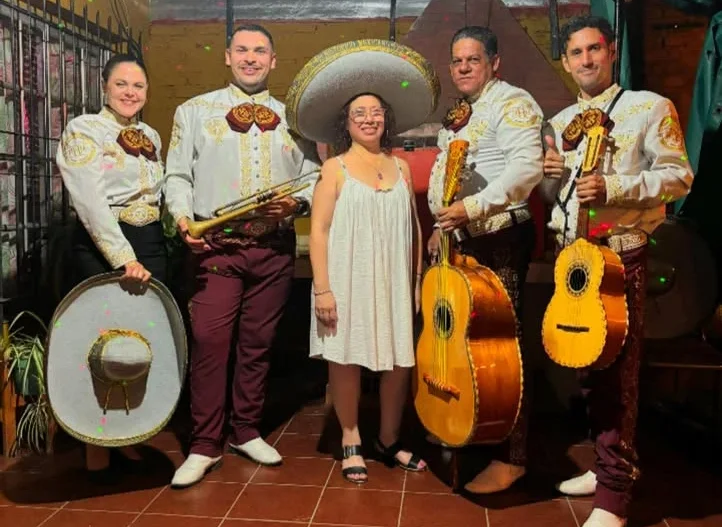 Músicos del mariachi con trompeta y guitarras durante un show en vivo