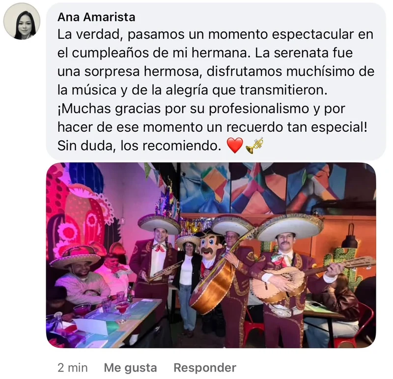 Captura de un comentario de Facebook de Ana A.: pasaron un momento espectacular en el cumpleaños de su hermana, la serenata fue una sorpresa hermosa y los recomienda. Incluye una foto con los mariachis y el muñeco Toribio.