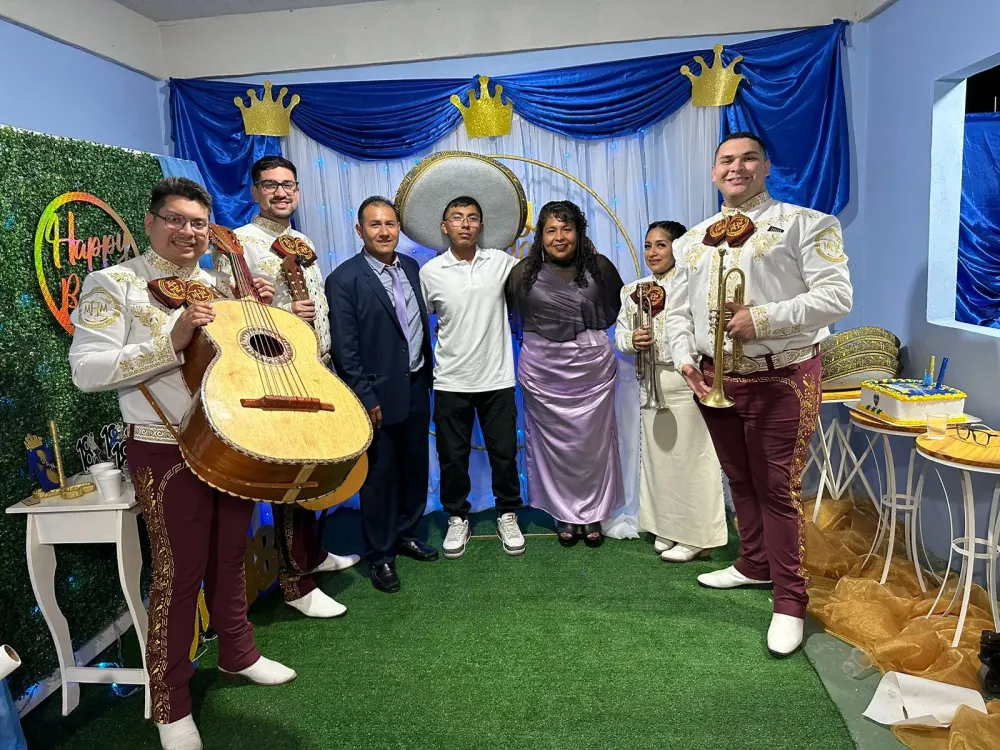 Mariachi Histórico Mexicano en un cumpleaños de 18 con decoración azul y dorada